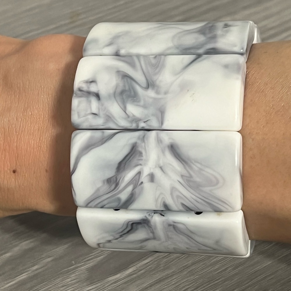 Plastic Stretch Bracelet with Black and White Marble Rectangles
